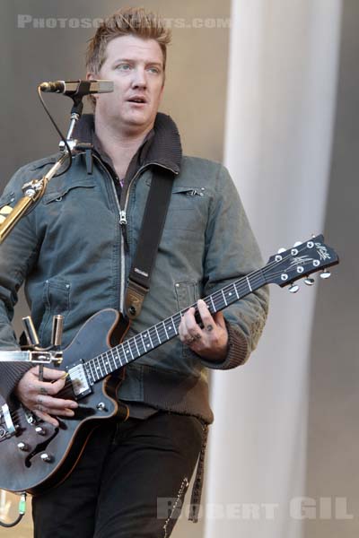 QUEENS OF THE STONE AGE - 2010-08-28 - SAINT CLOUD - Domaine National - Grande Scene - Joshua Michael Homme III